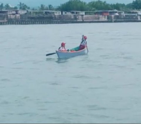 Viral Struggle of Elementary School Students in Bone Sulsel, Must Cross the River by Rowing a Canoe