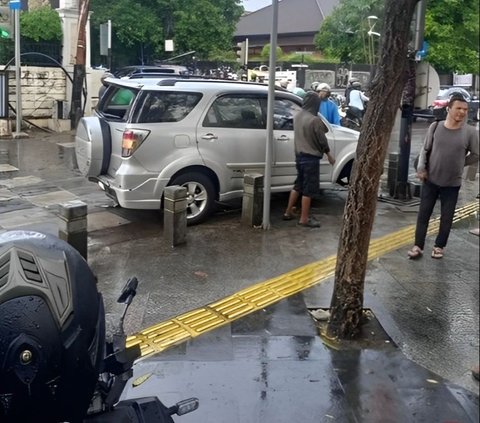 9-Year-Old Boy Drives Car in Kemang, Crashes into Another Car and Motorcycle