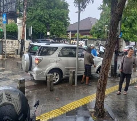 9-Year-Old Boy Drives Car in Kemang, Crashes into Another Car and Motorcycle