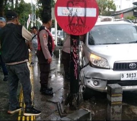 9-Year-Old Boy Drives Car in Kemang, Crashes into Another Car and Motorcycle