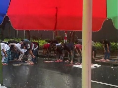 At First Just Drizzle, Friday Prayer Congregation on the Street Stays Strong Despite Being Soaked by Rain