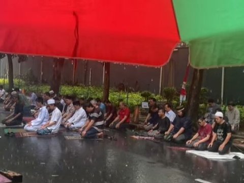 At First Just Drizzle, Friday Prayer Congregation on the Street Stays Strong Despite Being Soaked by Rain