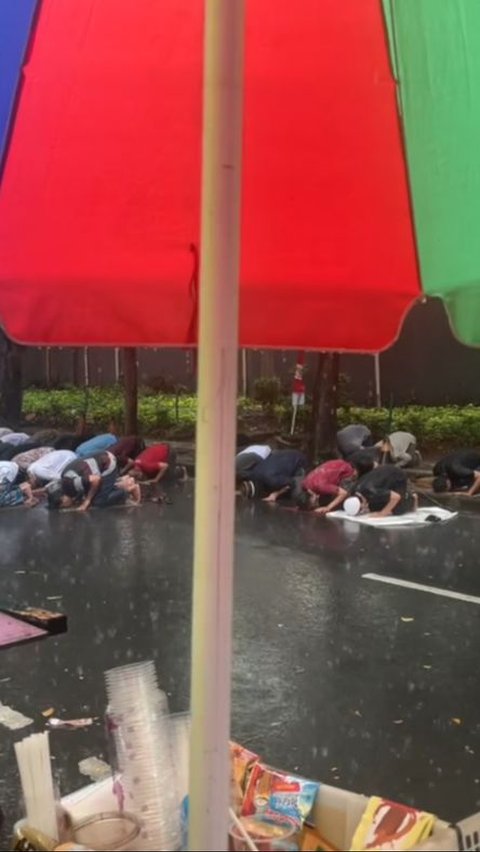 At First Just Drizzle, Friday Prayer Congregation on the Street Stays Strong Despite Being Soaked by Rain