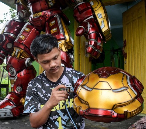 FOTO: Keren! Kostum Robot Hulkbuster Buatan Ciamis Ini Diminati Pasar Internasional