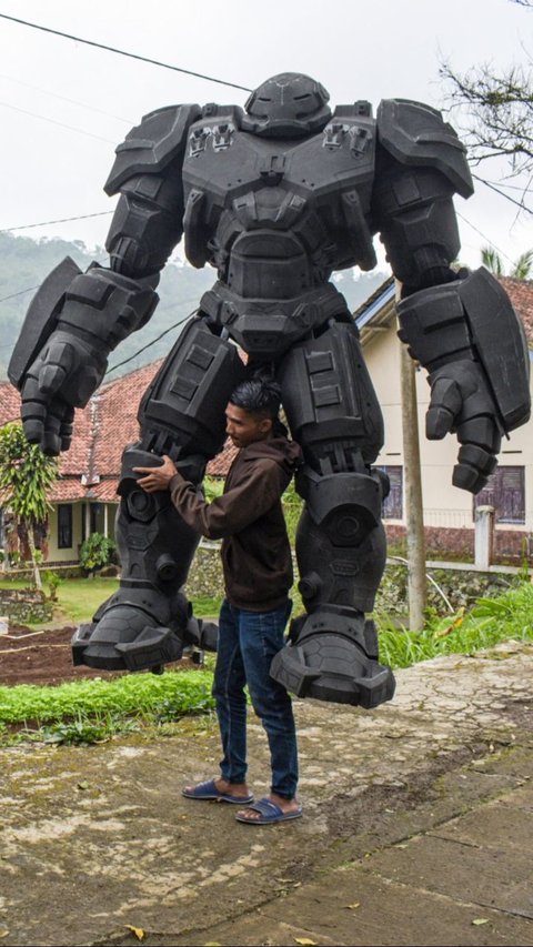 Berkat bahan yang berasal dari EVA foam, robot ini memiliki bobot cukup ringan sehingga bisa dibawa oleh satu orang saja. Foto: Timur Matahari/AFP