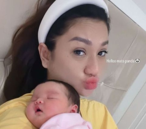 Miliki Paras Cantik Berwajah Bule, Ini Deretan Potret Baby Zeya Anak Tengku Dewi Putri dan Andrew Andika