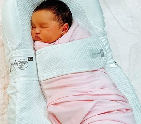 Miliki Paras Cantik Berwajah Bule, Ini Deretan Potret Baby Zeya Anak Tengku Dewi Putri dan Andrew Andika