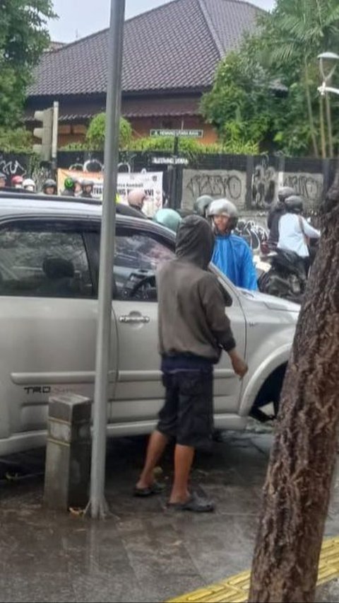 Polisi mengungkapkan bagaimana bocah 9 tahun bisa membawa mobil di Kemang