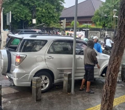 Bocil 9 Tahun Mengemudikan Mobil di Kemang Mengakibatkan Kecelakaan