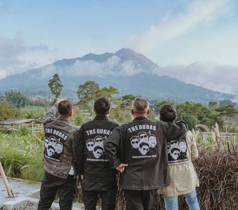 Potret The Dudas Minus 1 Kembali Touring, Kali Ini Kunjungi Rumah Mendiang Kho Ping Ho Kakek Desta di Solo