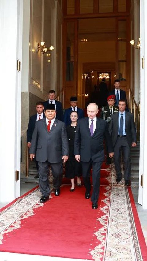 Reaksi Presiden Putin saat Mayor TNI Teddy Ajudan Prabowo Beri Hormat di Istana Kremlin 