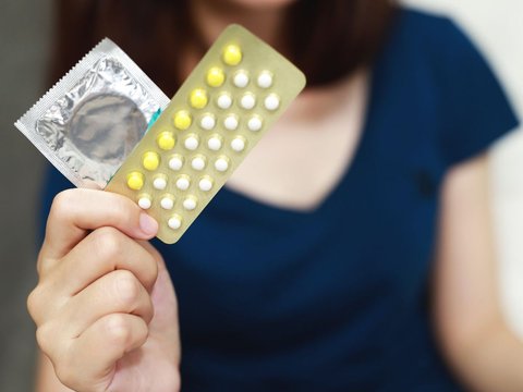 Jokowi Signs Regulation on Provision of Contraceptive Devices for Students