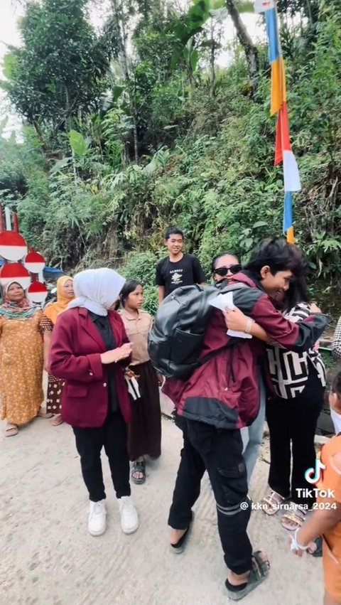 <b>Warga Rela Mengantar ke Kampus, Momen Perpisahan Mahasiswa KKN dengan Penduduk Desa Ini Penuh Air Mata</b><br>