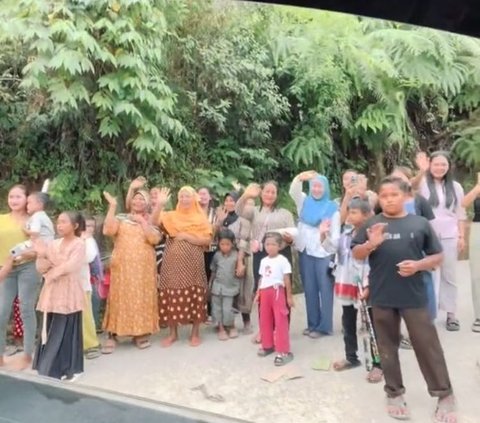 Warga Rela Mengantar ke Kampus, Momen Perpisahan Mahasiswa KKN dengan Penduduk Desa Ini Penuh Air Mata