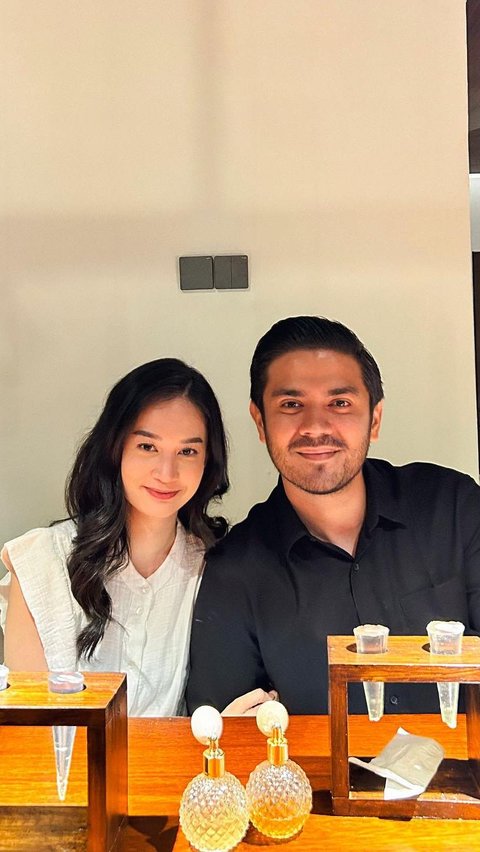 Romantis Banget! 7 Potret Faradilla Yoshi dan Bryan McKenzie saat 'Dinner Date' di Momen Anniversary Pernikahan ke-3<br>