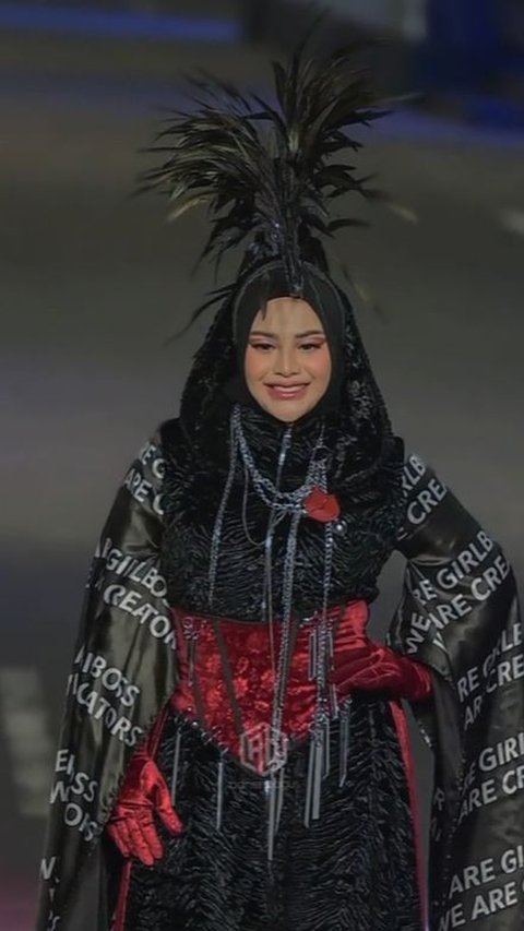 Tampil di Jember Fashion Carnaval 2024, Penampilan Aurel Hermansyah Disebut Mirip Elvi Sukaesih