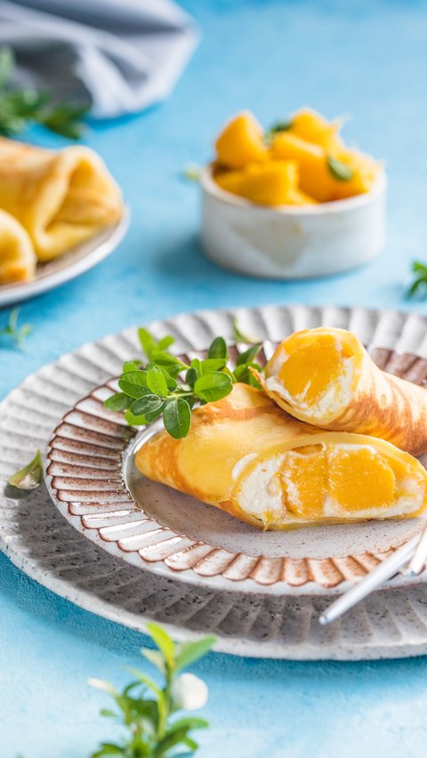 Recipe for Soft Sweet Mango Crepe Roll, Boost Your Mood