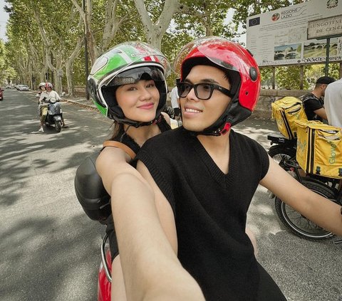 7 Honeymoon Photos of Thariq and Aaliyah in Rome, So Sweet Riding a Vespa Together