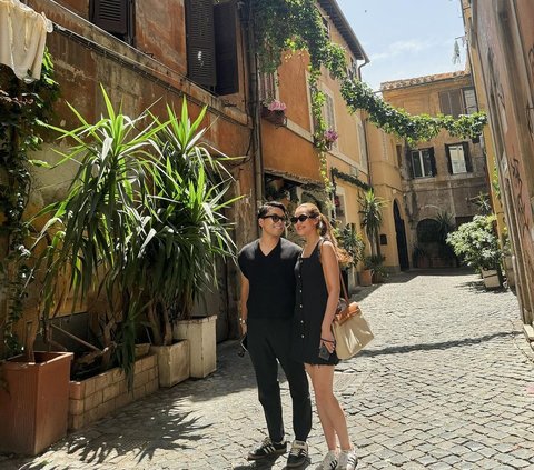 7 Honeymoon Photos of Thariq and Aaliyah in Rome, So Sweet Riding a Vespa Together