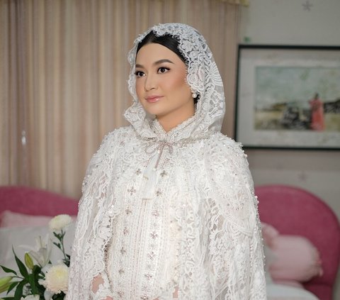 Portrait of the Luxurious Fashion of the Daughter of the Gresik Pond Owner Whose Wedding Was a Sensation and Went Viral