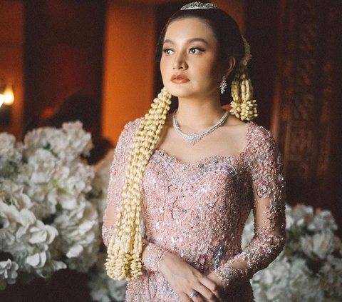 Portrait of the Luxurious Fashion of the Daughter of the Gresik Pond Owner Whose Wedding Was a Sensation and Went Viral