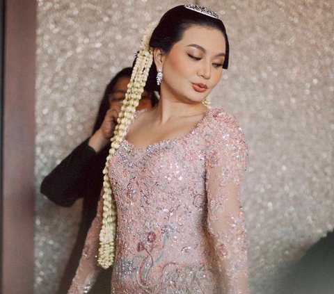 Portrait of the Luxurious Fashion of the Daughter of the Gresik Pond Owner Whose Wedding Was a Sensation and Went Viral