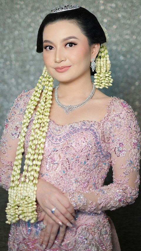 Portrait of the Luxurious Fashion of the Daughter of the Gresik Pond Owner Whose Wedding Was a Sensation and Went Viral