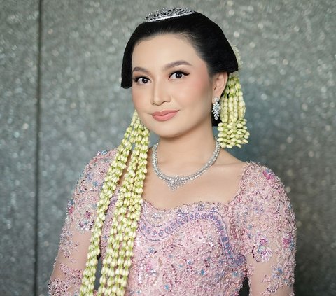 Portrait of the Luxurious Fashion of the Daughter of the Gresik Pond Owner Whose Wedding Was a Sensation and Went Viral