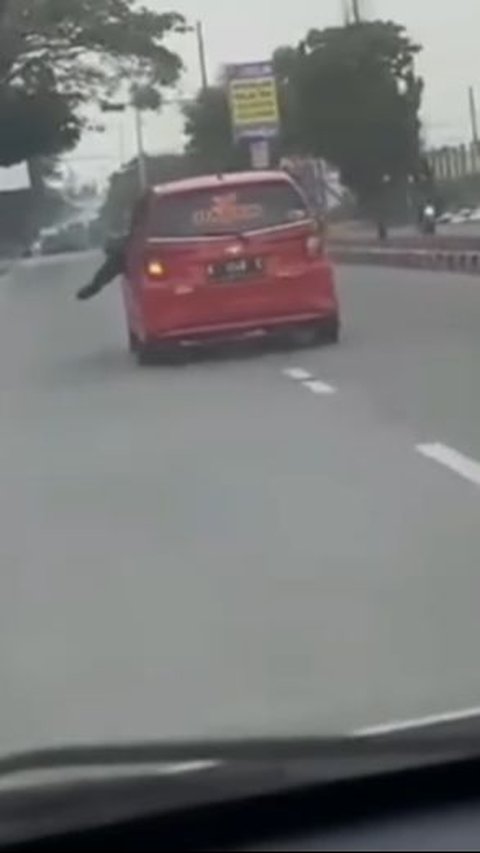 Kejar-kejaran bak Film Action, Pengemudi Nekat Tabrak Polisi hingga Nyangkut di Kap Mobil