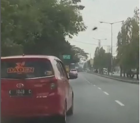 A Chase Like an Action Film, Reckless Driver Crashes into Police and Gets Stuck on the Hood of the Car