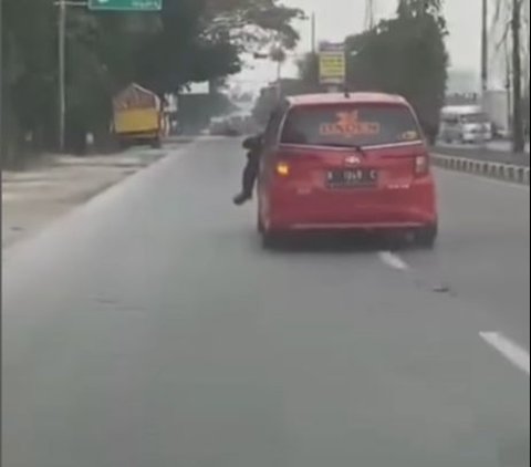 A Chase Like an Action Film, Reckless Driver Crashes into Police and Gets Stuck on the Hood of the Car