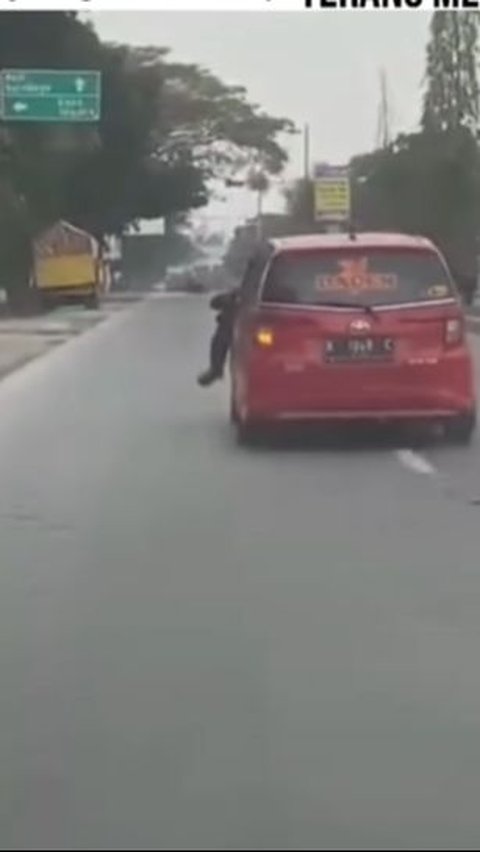 A Chase Like an Action Film, Reckless Driver Crashes into Police and Gets Stuck on the Hood of the Car