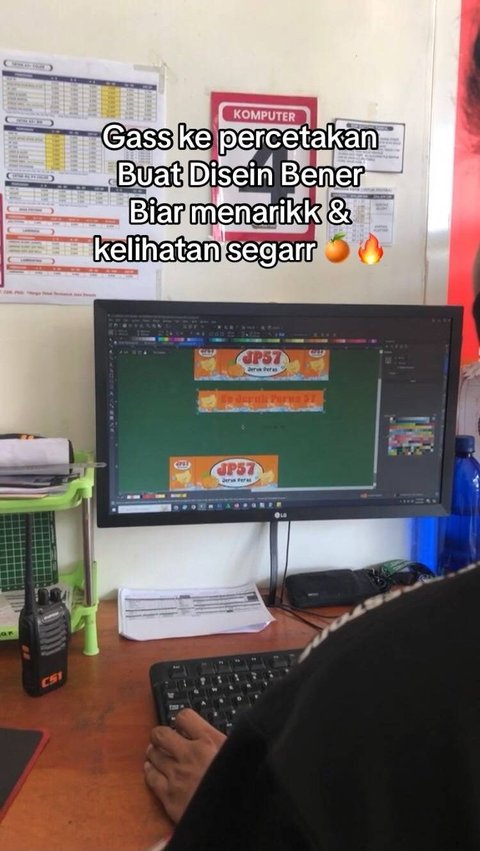 Selanjutnya, Andri pergi ke percetakan untuk mendesain banner agar usahanya terlihat menarik.