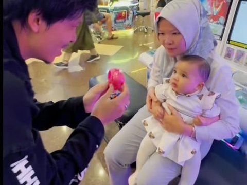 10 Momen Atta Halilintar Momong Ameena dan Azura saat Aurel ke Luar Kota, Netizen 'Suami dan Papa Idaman Banget'