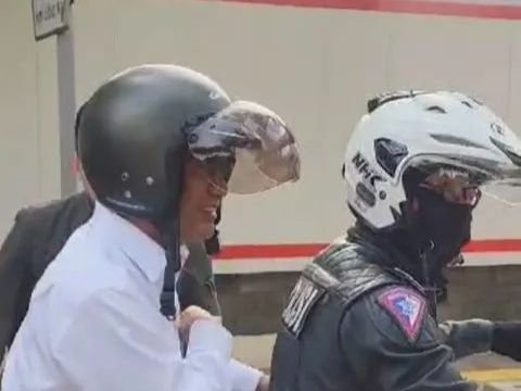 Stuck in Traffic, Minister of Agriculture Amran Sulaiman Rides a Motorcycle to Catch a Limited Meeting at the Palace