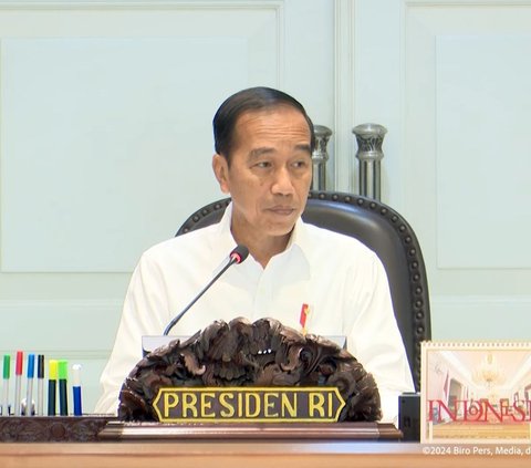 Stuck in Traffic, Minister of Agriculture Amran Sulaiman Rides a Motorcycle to Catch a Limited Meeting at the Palace