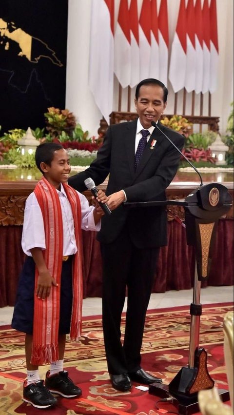 Menengok Janji Jokowi Perintahkan Panglima Agar Joni Pemanjat Tiang Bendera Masuk TNI