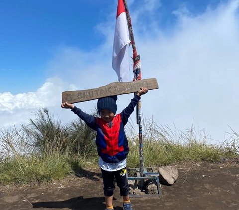 Jadi Pendaki Cilik, Bocah Laki-Laki Ini Viral usai Berhasil Taklukkan Banyak Gunung