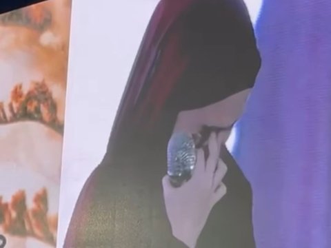 7 Potret Tissa Biani Tampil dengan Busana Hijab Syar'i  ke Acara Kajian, Sempat Menitikan Air Mata saat Sampaikan ini di Hadapan Jemaah