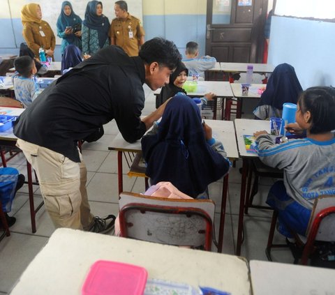 FOTO: Gibran Uji Coba Makan Gratis di SDN 4 Kota Tangerang, Ada Menu Fuyunghai, Melon sampai Susu