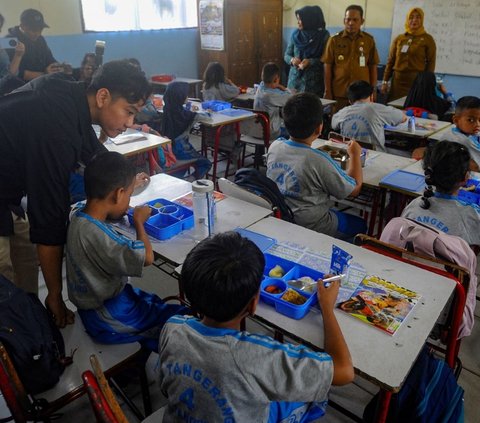 FOTO: Gibran Uji Coba Makan Gratis di SDN 4 Kota Tangerang, Ada Menu Fuyunghai, Melon sampai Susu