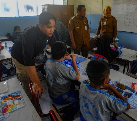 FOTO: Gibran Uji Coba Makan Gratis di SDN 4 Kota Tangerang, Ada Menu Fuyunghai, Melon sampai Susu