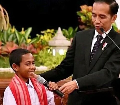 Deretan Foto-Foto Joni Pemanjat Tiang Bendera yang Gayanya Bak Prajurit, Kini Cita-Citanya Pupus jadi TNI