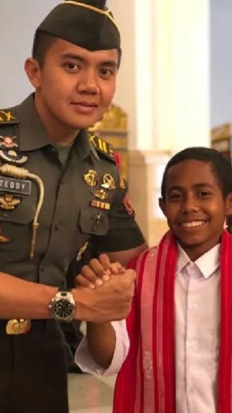 Tak hanya itu, Joni juga menyimpan foto bersama Mayor Teddy yang kala itu masih berpangkat Lettu.