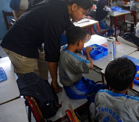 FOTO: Gibran Uji Coba Makan Gratis di SDN 4 Kota Tangerang, Ada Menu Fuyunghai, Melon sampai Susu