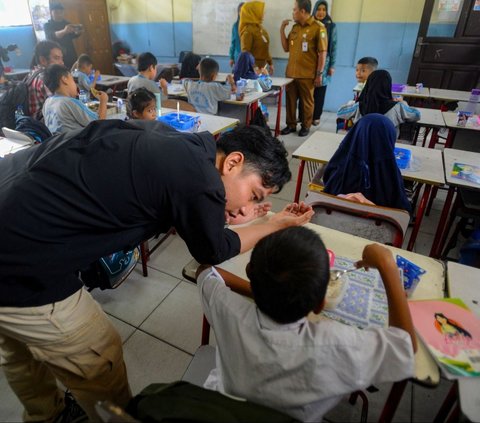 FOTO: Gibran Uji Coba Makan Gratis di SDN 4 Kota Tangerang, Ada Menu Fuyunghai, Melon sampai Susu