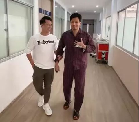 Portrait of Eza Gionino Visiting Sonny Septian in the Hospital, Accompanying Him to Practice Walking