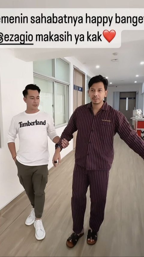 Cara berjalan Sonny Septian terlihat masih tertatih namun sudah cukup stabil.