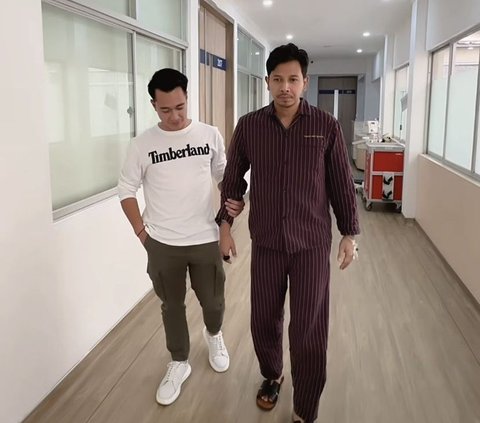 Portrait of Eza Gionino Visiting Sonny Septian in the Hospital, Accompanying Him to Practice Walking