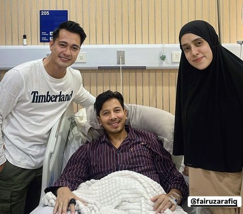 Portrait of Eza Gionino Visiting Sonny Septian in the Hospital, Accompanying Him to Practice Walking